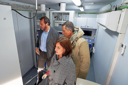 María Sánchez y Óscar Puente visitando ayer el interior del laboratorio.-E.M.