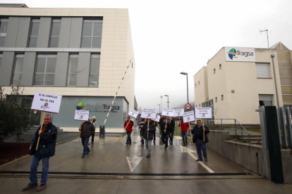 Trabajadores de Tragsa que permanecen encerrados en protesta por el ERE anunciado por la empresa.-ICAL