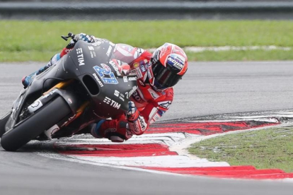 El australiano Casey Stoner, hoy, en los ensayos de Sepang (Malasia), con la Ducati.-