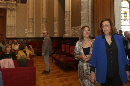 Milagros Marcos junto a Ángeles Armisén, en un acto en Palencia.-ICAL