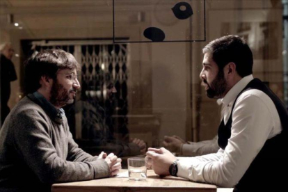 Jordi Évole (a la izquierda), en un momento del reportaje 'Conectados', que se emitió en el programa de La Sexta 'Salvados'.-
