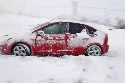 Vehículo del conductor multado, atrapado por la nieve en la AP-6 el día de Reyes.-E. M.