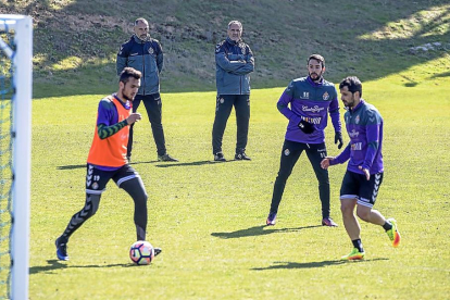 Herrera, en el centro junto a su segundo, observa a Jordán con el balón.-P.R.