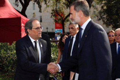 El rey Felipe VI saluda al president de la Generalitat, Quim Torra, a su llegada a la plaza de Cataluña en agosto del 2018, en el aniversario de los atentados del 17-A.-EFE / FRANCISCO GÓMEZ (EFE)