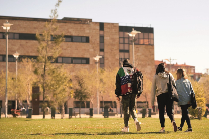 Tres estudiantes pasean por uno de los campus de la Universidad de Salamanca. E. M.