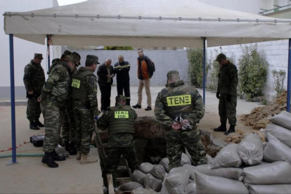 Artificieros del Ejército griego trabajan en la desactivación de la bomba de la segunda guerra mundial.-NIKOS ARVANITIDIS