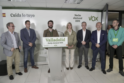 Valoraciones en la sede de Vox de Valladolid . La candidata de Vox al ayuntamiento de Valladolid, Irene Carvajal, muestra su alegría tras conocer el resultado. -ICAL