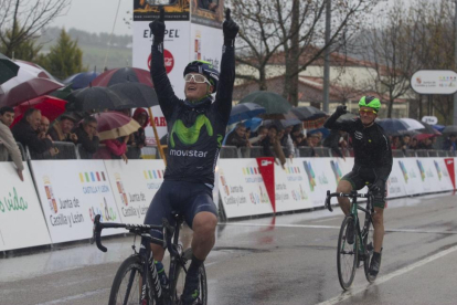 Entrada en meta de Carlos Betancur, el colombiano del equipo Movistar, ganador de la primera etapa de la Vuelta Ciclista a Castilla y León con llegada en Bragança-ICAL