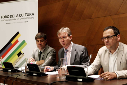 El alcalde de Burgos, Javier Lacalle, presenta en Madrid el I Foro de la Cultura. En la imagen, junto al concejal de Cultura, Fernando Gómez(I); el organizador del foro Óscar Blanco(D)-Ical