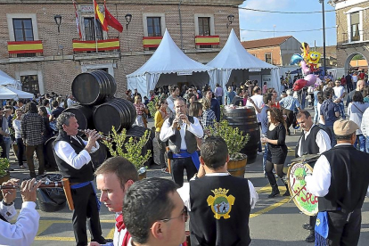 Una charanga toca en la Plaza Mayor de LaSeca en una pasada edición de la Fiesta del Verdejo.-SGC