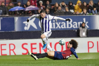 Aridane gana en carrera a Guardiola y le roba el balón cuando se disponía a disparar.-PHOTO-DEPORTE