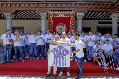 Jesús JulioCarnero recibe de manos de Borja yMoyano una camiseta firmada delRealValladolid.-J.M. LOSTAU