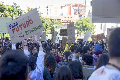 Estudiantes durante la concentración frente al cambio climático ayer en la Plaza de Portugalete.-ICAL