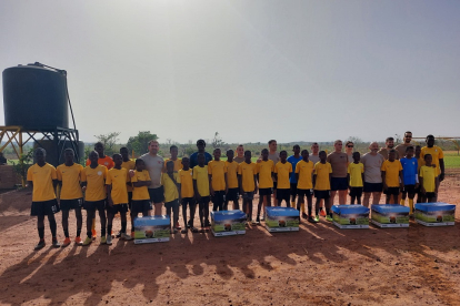 Entrega de botas a la Academia Kanoute en Mali en colaboración con la base militar española en la zona. / EL MUNDO