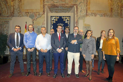 Suárez-Quiñones y Rey junto a los representantes de las empresas de transporte, las ampas y las asociaciones de alumnos.-ICAL