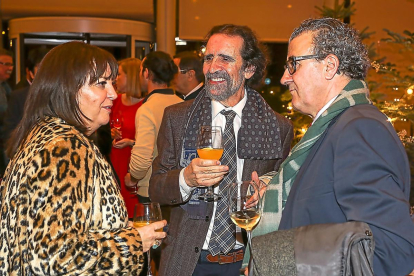 Ruth Rodríguez (directora de RTVE en Castilla y León), Luis Díaz Viana y Luis Barcenilla conversan durante el cóctel.