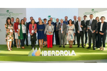 Foto de familia de los ganadores de los Premios al Proveedor, otorgado por Iberdrola. 2019-