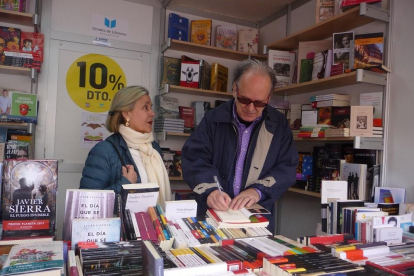 Atilano Sevillano firma libros en la plaza Mayor de Valladolid.-TWITTER