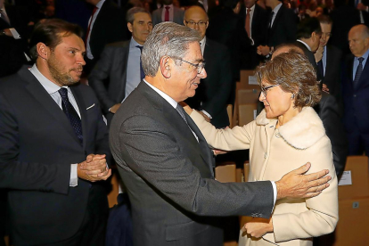 El alcalde Óscar Puente, el presidente de Unidad Editorial Antonio Fernández Galiano y la ministra García Tejerina.