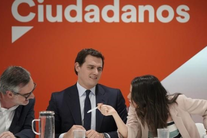 Albert Rivera, entre José Manuel Villegas e Inés Arrimadas, en una reunión de la ejecutiva.-JOSÉ LUIS ROCA