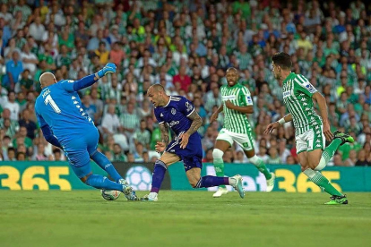 Sandro, en la jugada que provocó su lesión frente al Betis en la primera jornada.-PHOTO-DEPORTE