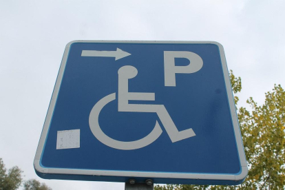 Señal aparcamiento reservado para minusválidos-EUROPA PRESS