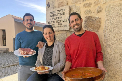Ana y José María Nieto, junto a Diego Izquierdo, a la puerta del restaurante rural Argusino, en la localidad sayaguesa de Villar del Buey.-