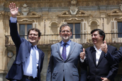El presidente de gobierno en funciones Mariano Rajoy se da un paseo por el centro de Salamanca en compañía de los candidatos y responsables de partido en la ciudad-ICAL