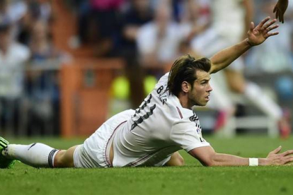 Bale reclama al árbitro una falta durante la visita del Valencia al Bernabéu.-Foto:   AFP / PIERRE-PHILIPPE MARCOU