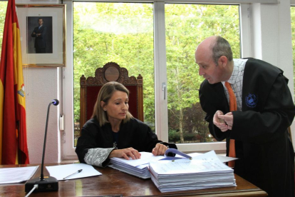 El abogado de la Asociación, Martín Ochoa, conversa con la juez titular del Juzgado de 1ª Instancia e Instrucción, María Nuria García Gil.-ICAL