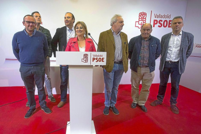 Teresa López con alcaldes y procuradores del PSOE en la sede provincial del partido.-ICAL