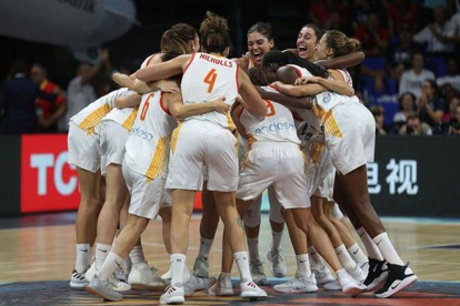 La jugadoras de la selección española celebran su victoria sobre el combinado de Bélgica a la finalización del encuentro por la medalla de bronce del la Copa del Mundo de Baloncesto Femenino FIBA 2018 disputado en el Santiago Martín Arena de Tenerife.-EFE