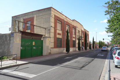 El cuartel de La Rubia de Valladolid visto desde la carretera de Rueda.- J. M. LOSTAU