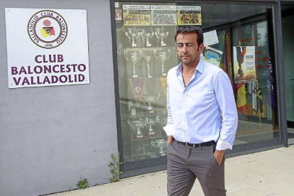 Sunil Bhardwaj sale del despacho de las oficinas del CB Valladolid.-J. M. Lostau