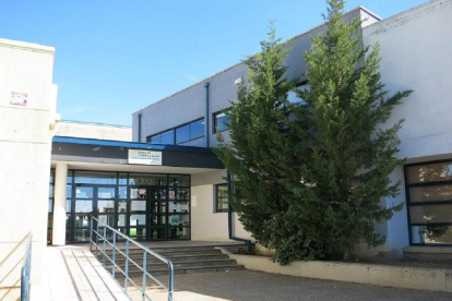 Puerta de acceso al colegio público Nicomedes Sanz de Santovenia de Pisuerga.-JCYL