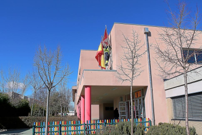 Exterior del Colegio de Educación Infantil yPrimaria Melquíades Hidalgo de Cabezón de Pisuerga.-EL MUNDO