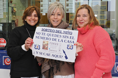 Empleadas de la Administración de Lotería número 33 de Valladolid con publicidad del Sorteo Extraordinario del Niño.  PHOTOGENIC