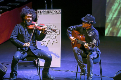 El violinista Ara Malikian  junto con  un compañero guitarrista.