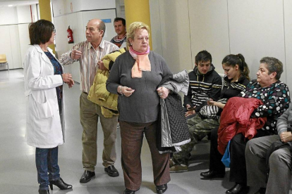 Un paciente conversa con una facultativo del centro de salud de Canterc, en Las Delicias, mientras otros pacientes esperan su turno-J.M.Lostau