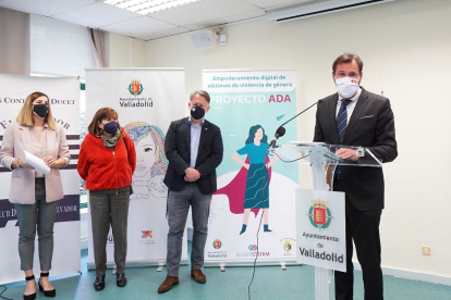 El alcalde de Valladolid, Óscar Puente, presenta el programa ADA, un proyecto para la formación digital y la inclusión de víctimas de violencia de género. / ICAL