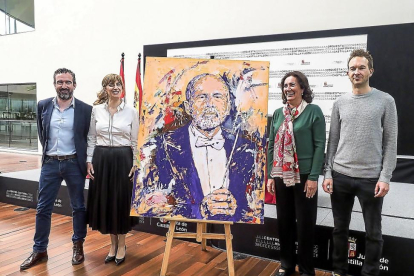 Jordi Gimeno, Mar Sancho, María Josefa García Cirac y Andrew Gourlay, ayer, con un retrato de López Cobos.-M. A. SANTOS