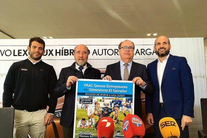 Chema Valentín-Gamazo y Roberto Bañuelos -en el centro de la imagen-, acompañados por Jesús Llorente y Diego Merino, firmaron ayer un acuerdo de colaboración entre VRAC y Lexus.-