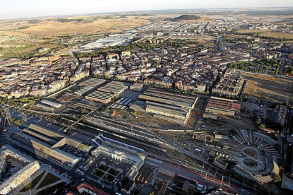 Vista aérea de la zona de los talleres de Renfe, en la parte superior, cuyo suelo se pondrá a la venta.-J.M. LOSTAU