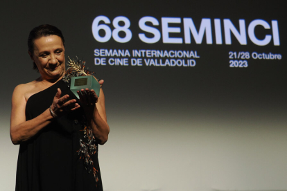Blanca Portillo recibe una de las Espigas de Honor de la Seminci. / PHOTOGENIC