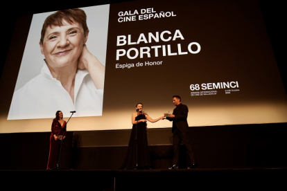 La actriz Blanca Portillo recibe la Espiga de Honor en la 68 Semana Internacional de Cine de Valladolid. / ICAL