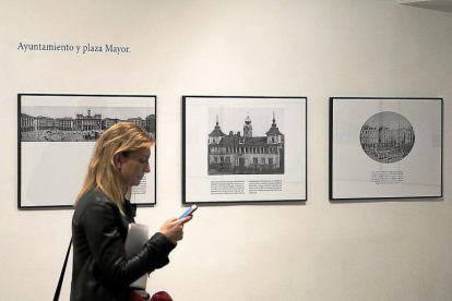 Al fondo de la imagen, tres de las fotografías que forman parte de la exposición ‘Memorias de ciudad’.-ICAL