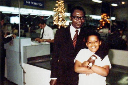 Barack Obama junto a su padre en el aeropuerto de Honolulu, Hawái, en 1971.-Foto: AP PHOTO