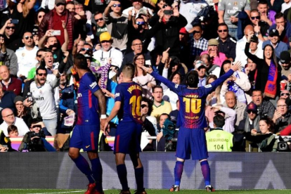Messi y los jugadores del Barça celebran el segundo gol anotado en el Bernabéu el pasado 23 de diciembre.-JAVIER SORIANO