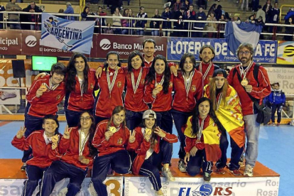 La selección española de Hockey línea posa con las medallas de bronce logradas en el Mundial. Laura Alvarado es la segunda por la izquierda (abajo), Alicia González y Lucía Ruíz son la cuarta y la sexta por la izquierda (arriba).-EM