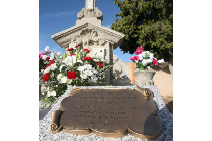 Epitafio en la tumba de José María Bejarano Martín haciendo alusión al ministro Montoro, en el cementerio de San Pedro de Latarce (Valladolid)-Ical